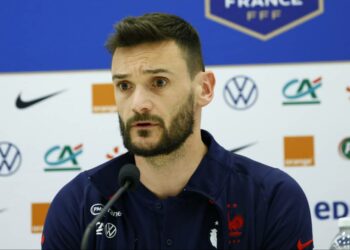 Football : Hugo Lloris, capitaine de l&rsquo;équipe de France avant le depuis le coup d&rsquo;envoi…e
