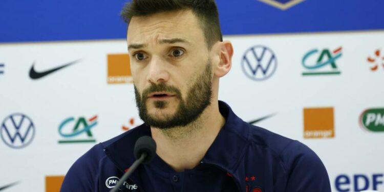 Football : Hugo Lloris, capitaine de l’équipe de France avant le depuis le coup d’envoi…e