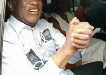 Gbagbo pose un geste maladroit envers Simone à son retour