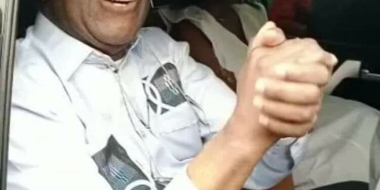 Gbagbo pose un geste maladroit envers Simone à son retour