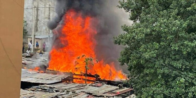 Riviera palmeraie:  Un violent incendie ravage plusieurs habitations au rond point Ado,