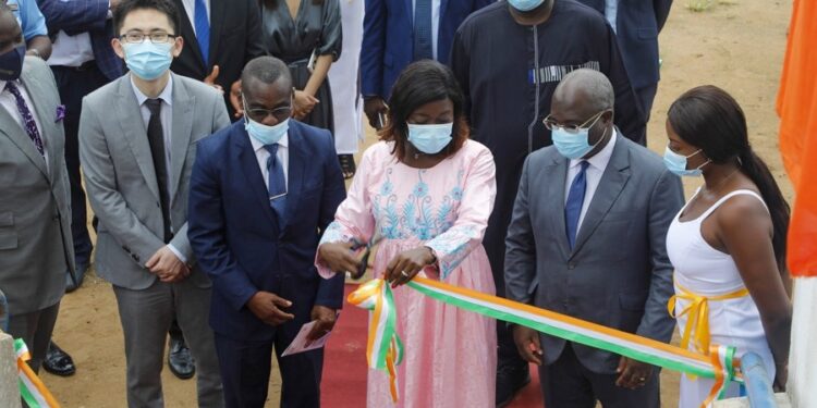 Projet « Education Numérique »:  Mariatou Koné inaugure la “live classroom” du lycée classique d’Abidjan