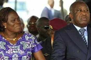 Gbagbo pose un geste maladroit envers Simone à son retour