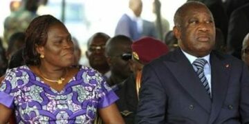 Gbagbo pose un geste maladroit envers Simone à son retour
