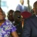 Gbagbo pose un geste maladroit envers Simone à son retour