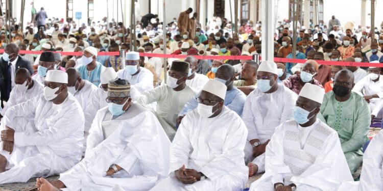 Les images de la prière de la Tabaski (Aid-El-Kébir) à la grande mosquée de la Riviera Golf en présence du président Alassane Ouattara