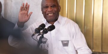 Les images de la rencontre du président Alassane Ouattara et l&rsquo;ex-président Laurent Gbagbo le mardi 27 juillet au palais présidentiel à Abidjan.