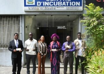 Prix ADO:  De jeunes inventeurs reçoivent un chèque de 35 millions fcfa