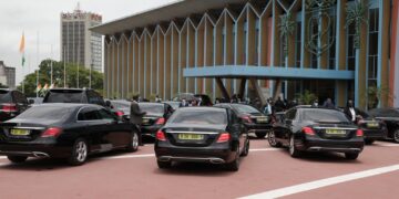 Un ministre ivoirien répare ses chaussures en France