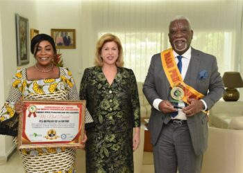 Distingué au Maroc: Noël Dourey présente son prix à la Première Dame Dominique Ouattara