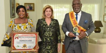 Distingué au Maroc: Noël Dourey présente son prix à la Première Dame Dominique Ouattara