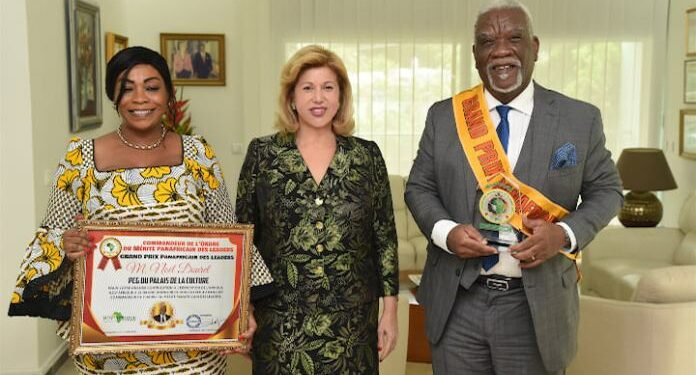 Distingué au Maroc: Noël Dourey présente son prix à la Première Dame Dominique Ouattara