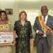 Distingué au Maroc: Noël Dourey présente son prix à la Première Dame Dominique Ouattara