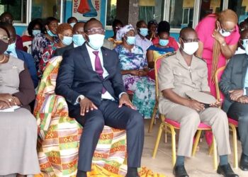 Yamoussoukro: Le ministre Diarrassouba soulage deux groupes scolaires