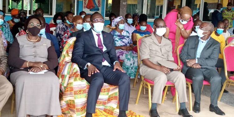 Yamoussoukro: Le ministre Diarrassouba soulage deux groupes scolaires