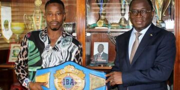 Le ministre Danho Paulin félicite le Champion de boxe Youssouf Doumbia