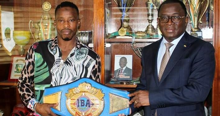 Le ministre Danho Paulin félicite le Champion de boxe Youssouf Doumbia