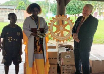 Bingerville : Le Rotary Paris-Village offre des livres et des kits médicaux aux élèves  