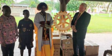 Bingerville : Le Rotary Paris-Village offre des livres et des kits médicaux aux élèves  
