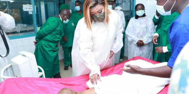 Accident de la circulation à Bouaké : Belmonde Dogo apporte le soutien de l’État à 3 enfants orphelins