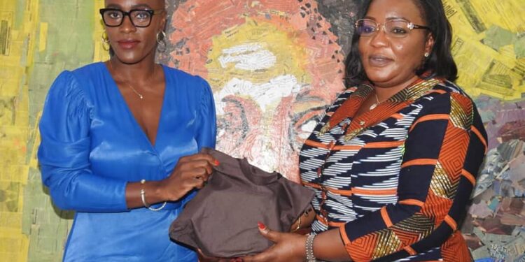 Côte d’Ivoire: 20 millions FCFA remis par la ministre de la culture, à la famille de feu Léonard Groguhet