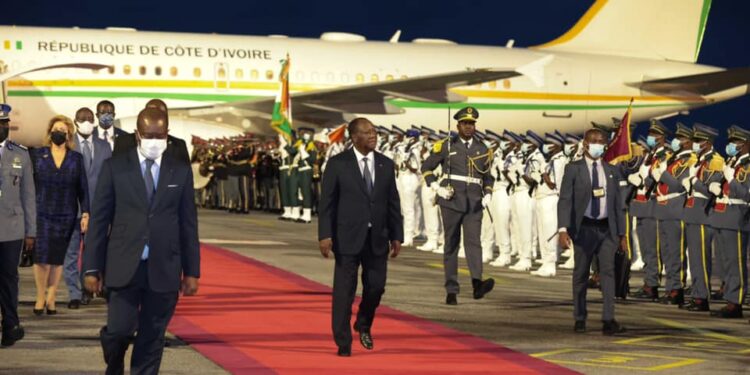 Le président Alassane Ouattara regagne Abidjan, après un sejour à Paris