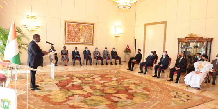 Côte d’Ivoire: cinq ambassadeurs présentent leurs lettres de créance au Président Ouattara