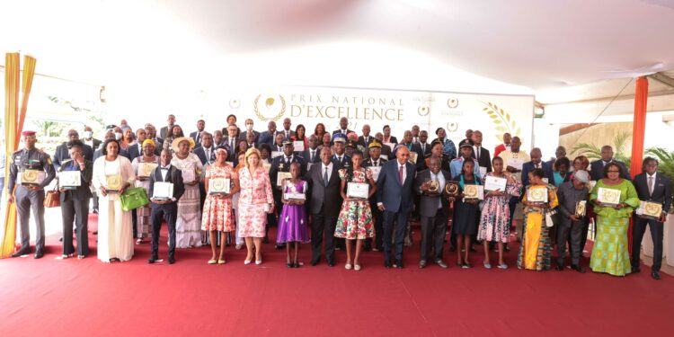 Prix d’Excellence 2021: le président Ouattara dédie l’édition à Hamed Bakayoko et Amadou Gon