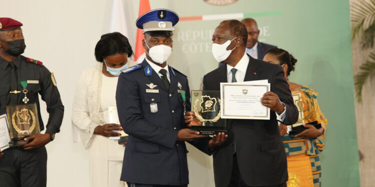 Prix d’excellence 2021, le président Ouattara honore 84 Ivoiriens au palais présidentiel le vendredi 05 novembre. (Album photos)