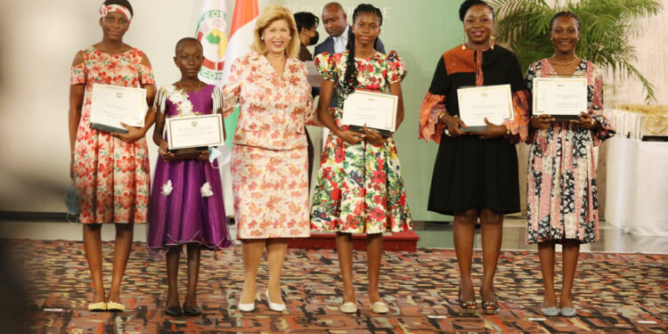 Prix d’excellence 2021, le président Ouattara honore 84 Ivoiriens au palais présidentiel le vendredi 05 novembre. (Album photos)