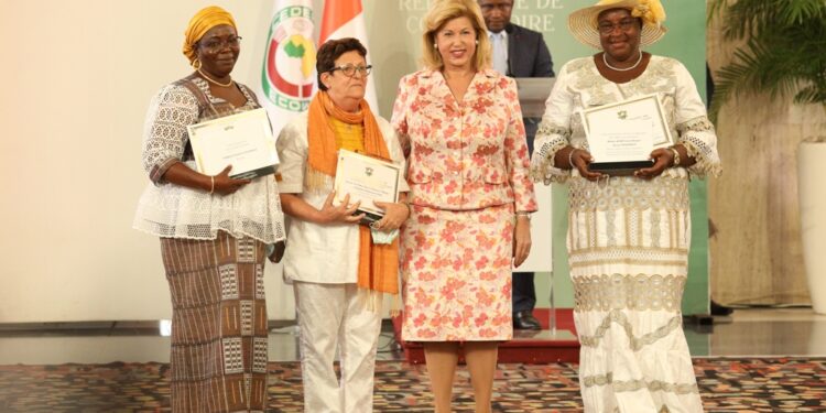 Prix d’excellence 2021, le président Ouattara honore 84 Ivoiriens au palais présidentiel le vendredi 05 novembre. (Album photos)
