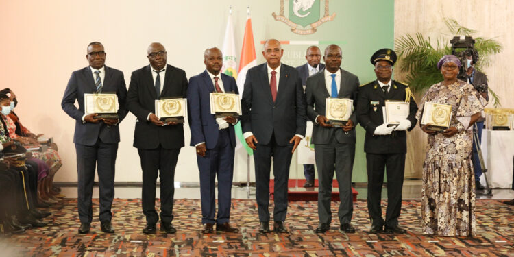 Prix d’excellence 2021, le président Ouattara honore 84 Ivoiriens au palais présidentiel le vendredi 05 novembre. (Album photos)