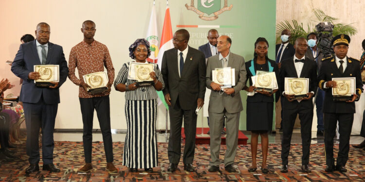 Prix d’excellence 2021, le président Ouattara honore 84 Ivoiriens au palais présidentiel le vendredi 05 novembre. (Album photos)