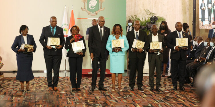 Prix d’excellence 2021, le président Ouattara honore 84 Ivoiriens au palais présidentiel le vendredi 05 novembre. (Album photos)