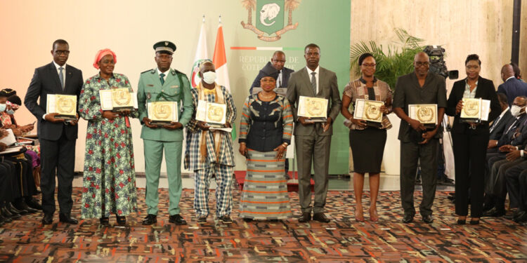 Prix d’excellence 2021, le président Ouattara honore 84 Ivoiriens au palais présidentiel le vendredi 05 novembre. (Album photos)