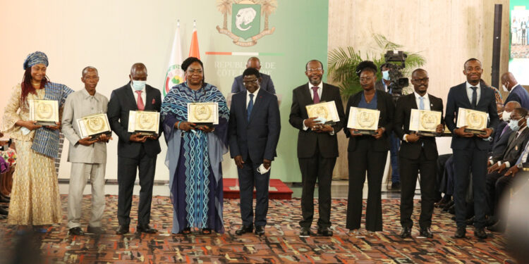 Prix d’excellence 2021, le président Ouattara honore 84 Ivoiriens au palais présidentiel le vendredi 05 novembre. (Album photos)