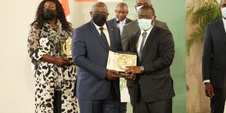 Prix d’excellence 2021, le président Ouattara honore 84 Ivoiriens au palais présidentiel le vendredi 05 novembre. (Album photos)