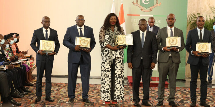 Prix d’excellence 2021, le président Ouattara honore 84 Ivoiriens au palais présidentiel le vendredi 05 novembre. (Album photos)