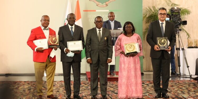 Prix d’excellence 2021, le président Ouattara honore 84 Ivoiriens au palais présidentiel le vendredi 05 novembre. (Album photos)