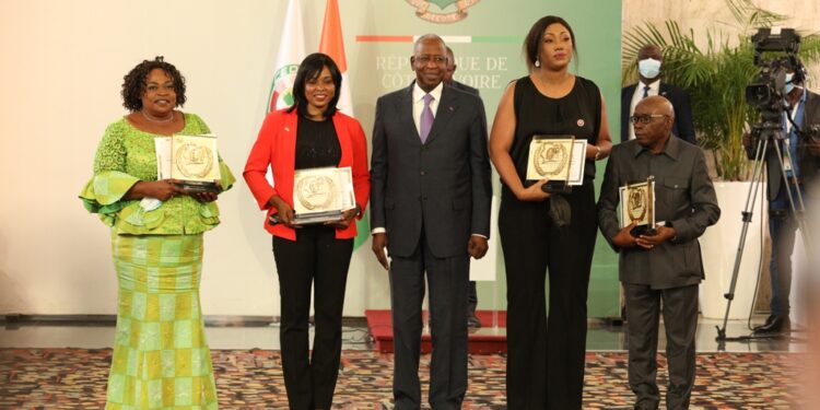 Prix d’excellence 2021, le président Ouattara honore 84 Ivoiriens au palais présidentiel le vendredi 05 novembre. (Album photos)