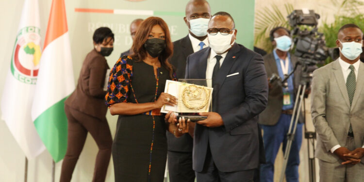 Prix d’excellence 2021, le président Ouattara honore 84 Ivoiriens au palais présidentiel le vendredi 05 novembre. (Album photos)