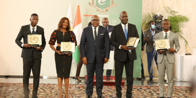 Prix d’excellence 2021, le président Ouattara honore 84 Ivoiriens au palais présidentiel le vendredi 05 novembre. (Album photos)