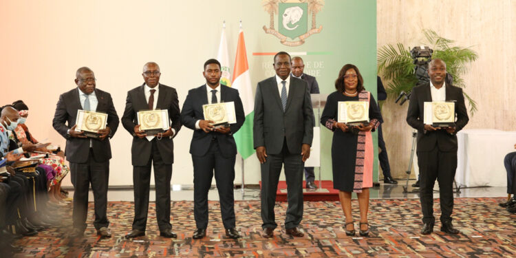 Prix d’excellence 2021, le président Ouattara honore 84 Ivoiriens au palais présidentiel le vendredi 05 novembre. (Album photos)