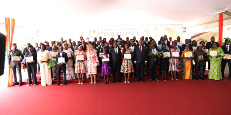 Prix d’excellence 2021, le président Ouattara honore 84 Ivoiriens au palais présidentiel le vendredi 05 novembre. (Album photos)