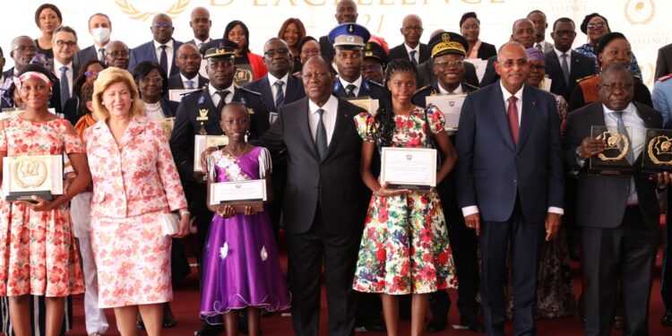 Prix d’excellence 2021, le président Ouattara honore 84 Ivoiriens au palais présidentiel le vendredi 05 novembre. (Album photos)
