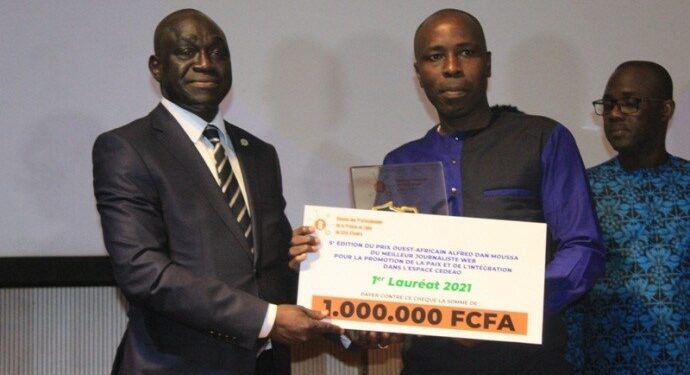Média: l’Ivoirien Serge Alain Koffi remporte le Prix Alfred Dan Moussa
