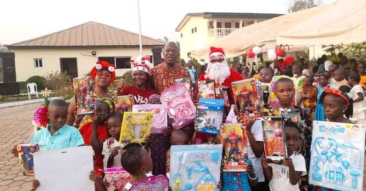 Cavally/Anne Ouloto comble 5000 enfants de cadeaux