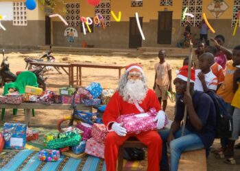 Tiébissou/noel 2021 : des cadeaux distribués aux élèves de l’Ecole Primaire Catholique Saint-Louis.