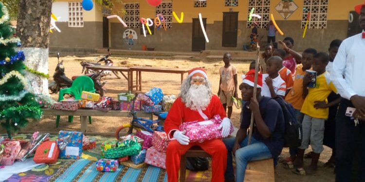 Tiébissou/noel 2021 : des cadeaux distribués aux élèves de l’Ecole Primaire Catholique Saint-Louis.