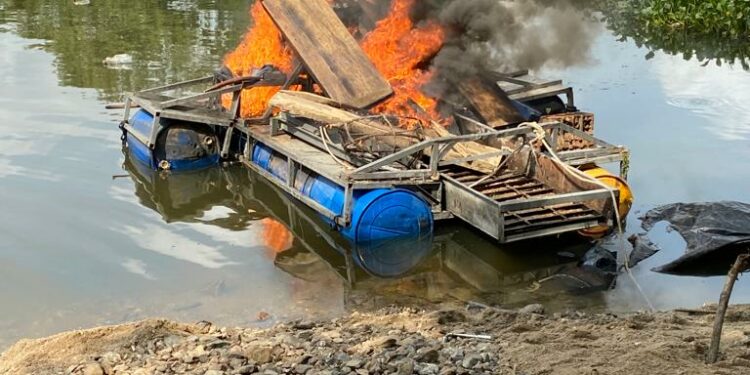 Soubré : La gendarmerie interpellent 9 présumés orpailleurs clandestins sur le fleuve Sassandra